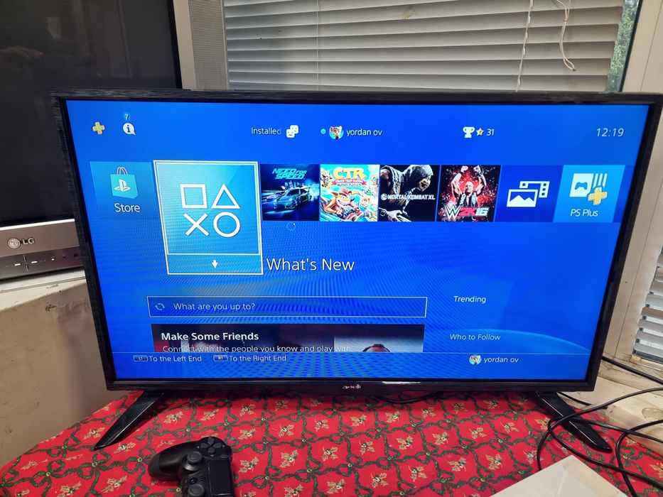 Конзола Playstation 4 с два джойстика