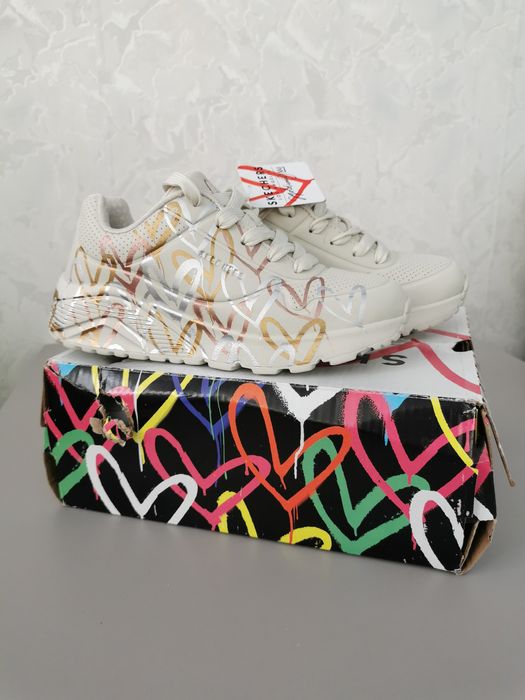 Продам новые кроссовки SKECHERS