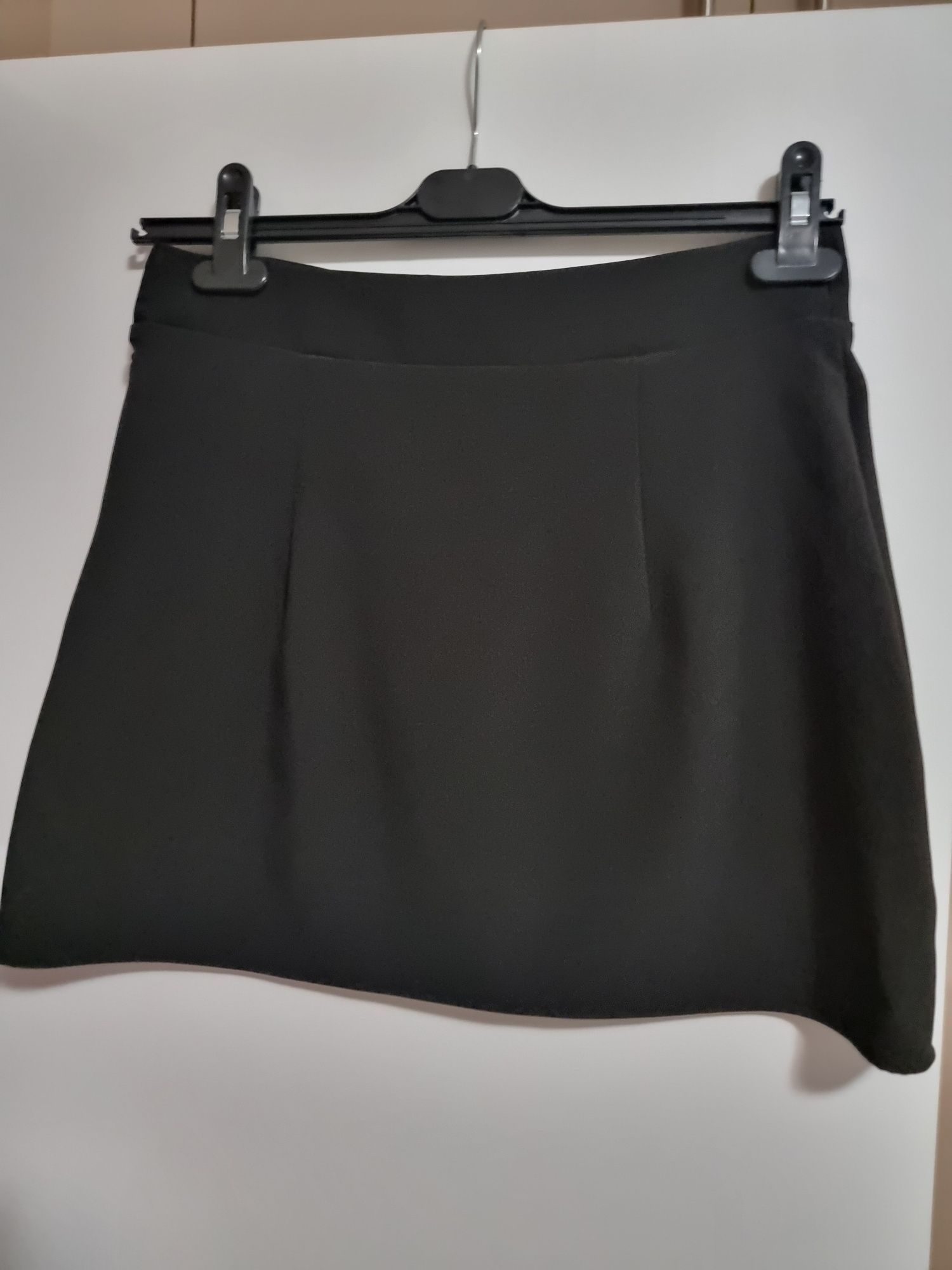 Черна пола Zara.