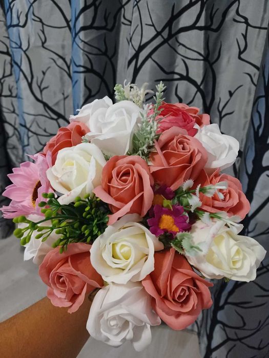 Realizez buchete și decorațiuni cu flori de sapun și flori artificiale