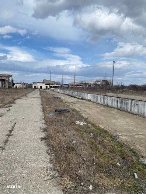 Vând proprietate imobiliară 44.844 mp teren intravilan și construcții