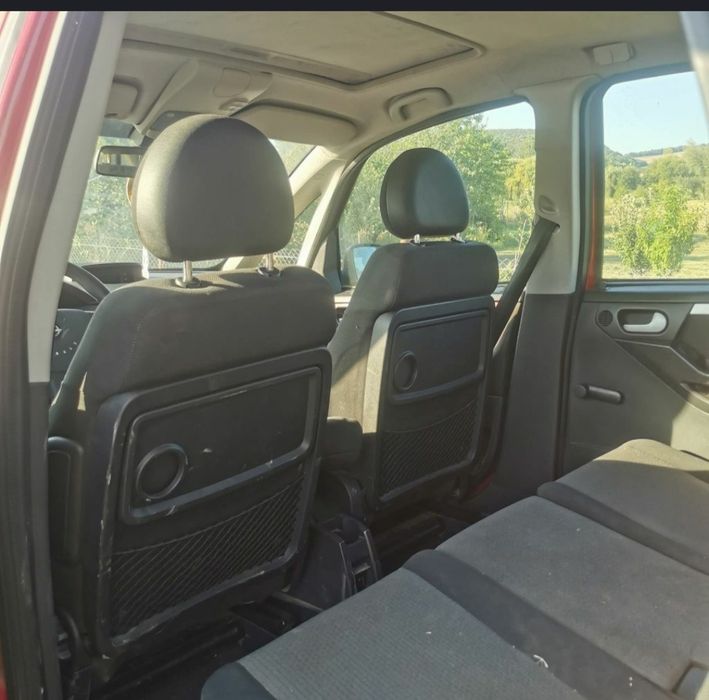 Opel meriva culoare roșie