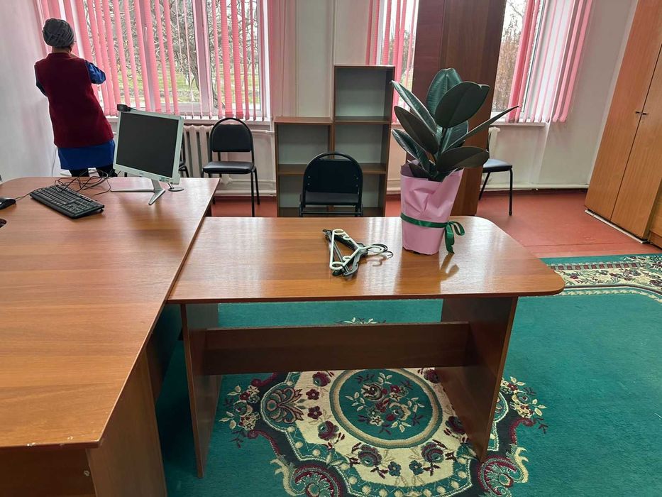 Продам стол с шкафом
