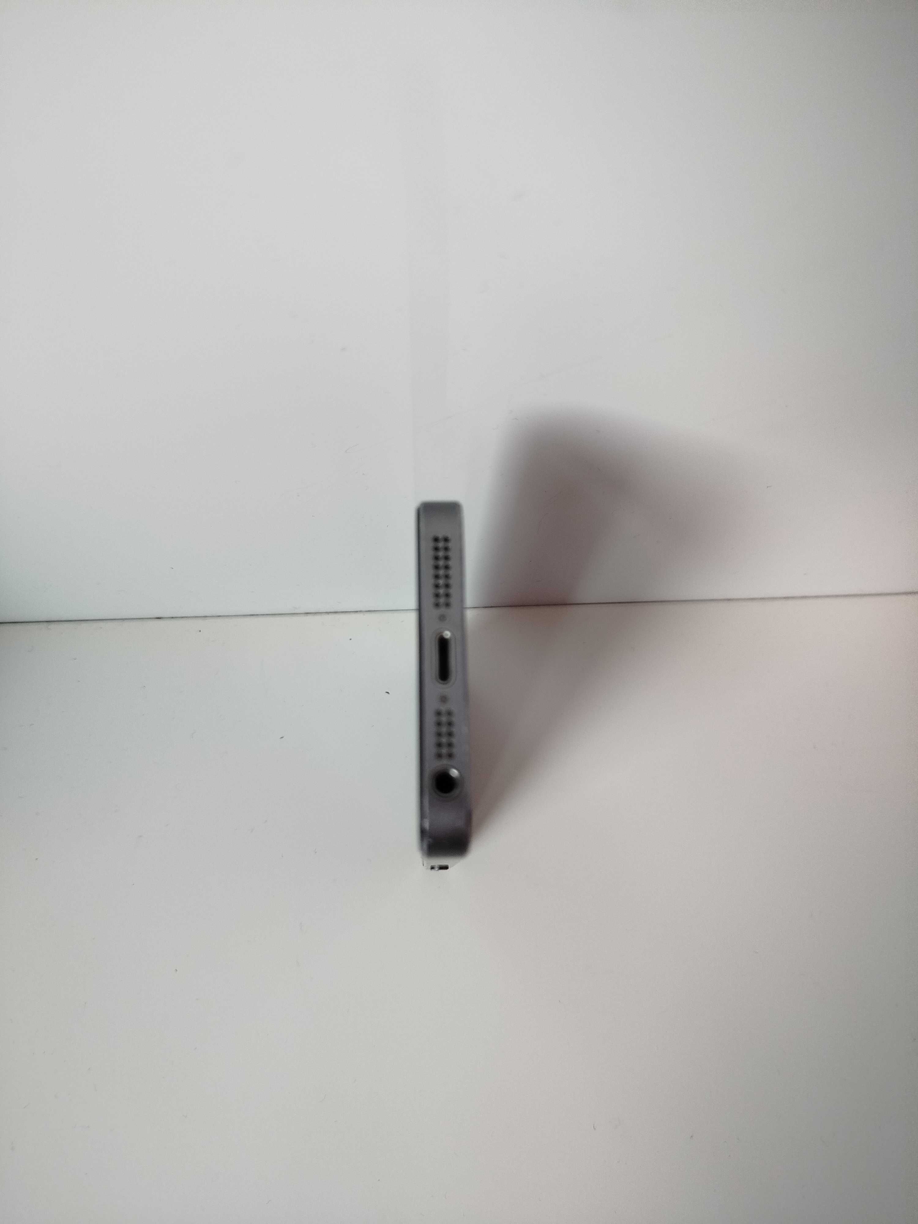 iPhone 5S със зарядно и слушалки