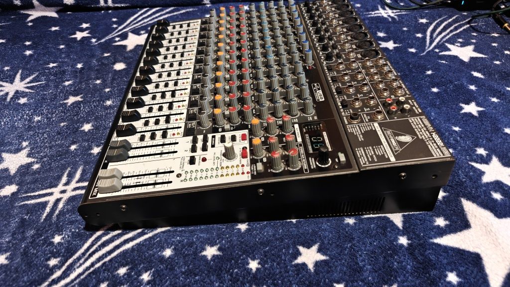 Vând mixer Behringer xenyx x2222usb