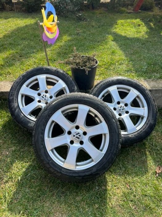 Vand jenti Volkswagen cu cauciucuri iarna