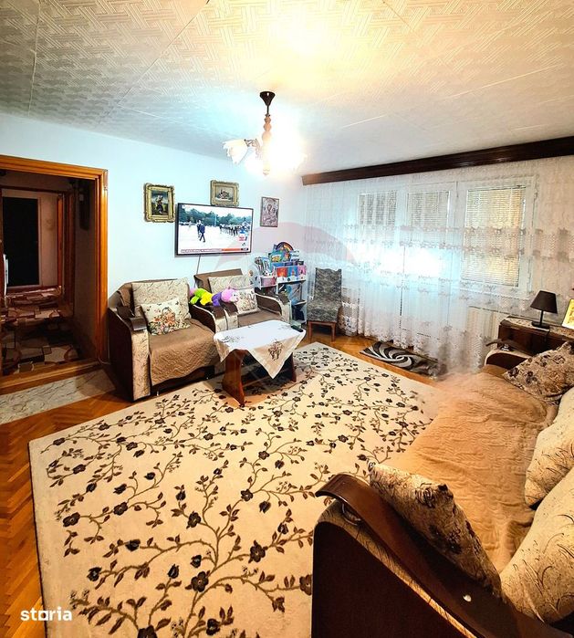 Apartament cu 3 camere de vânzare în zona Micro 5