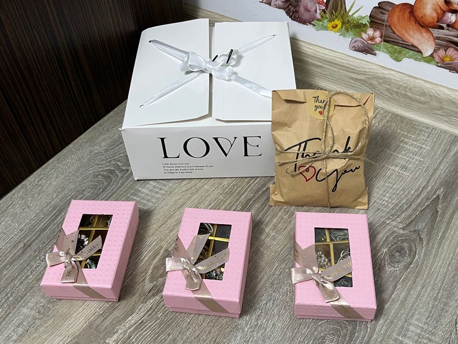 Bijuterii inoxidabile,în cutiile mici sunt până la 20 de accesorii