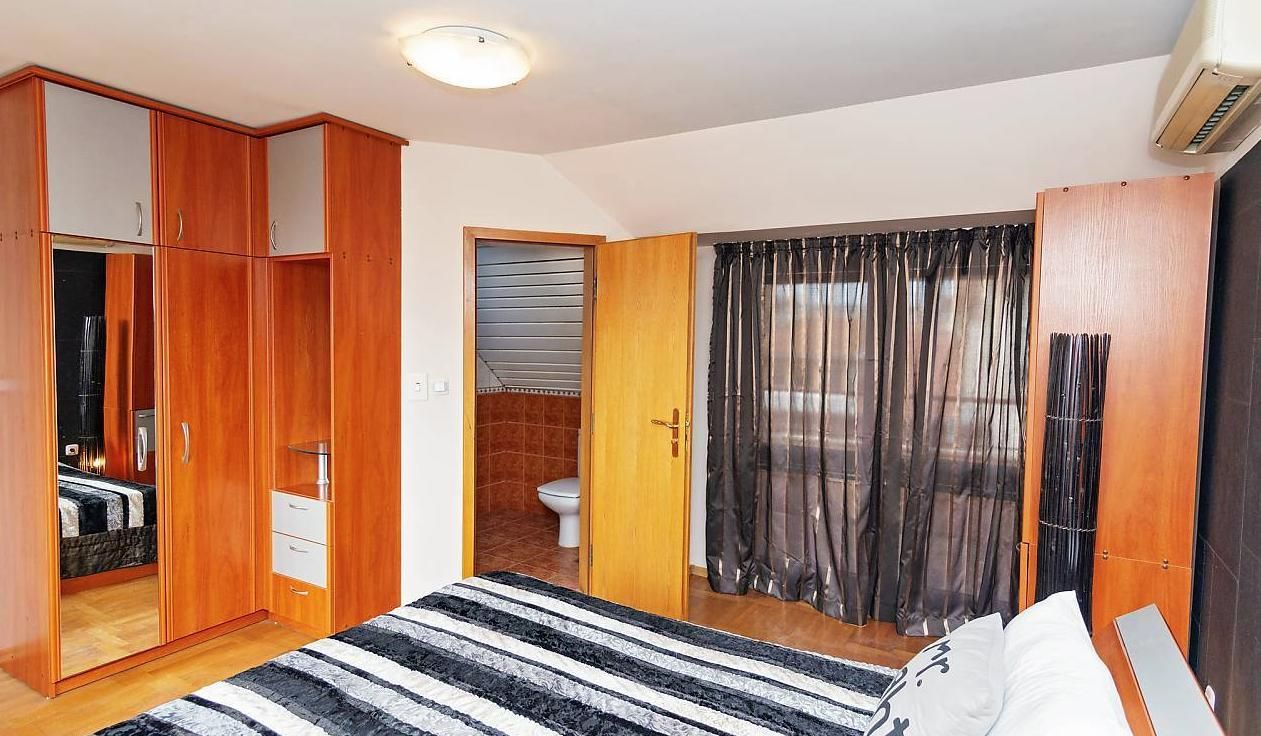 Дава се под наем Тристаен апартамент в Бургас, Център - 120 кв.м за 816 € - Снимка #3