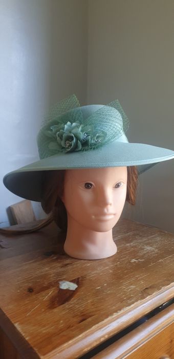 Palarie elegantă pentru nunți