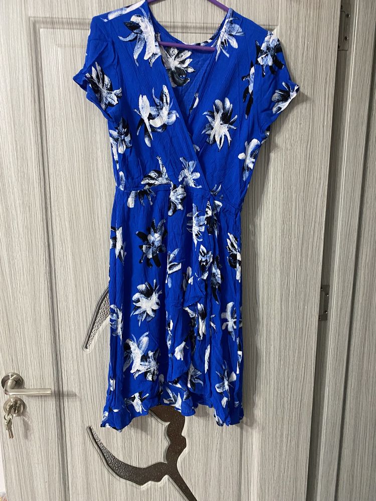 Vand 3 rochii bust 107 lungime 100 45 de lei toate