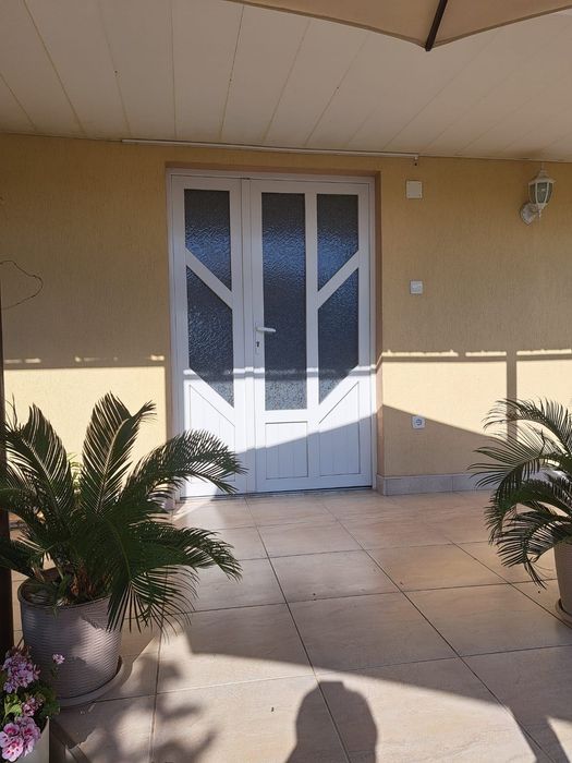 Usa termopan de exterior, intrare in casa
