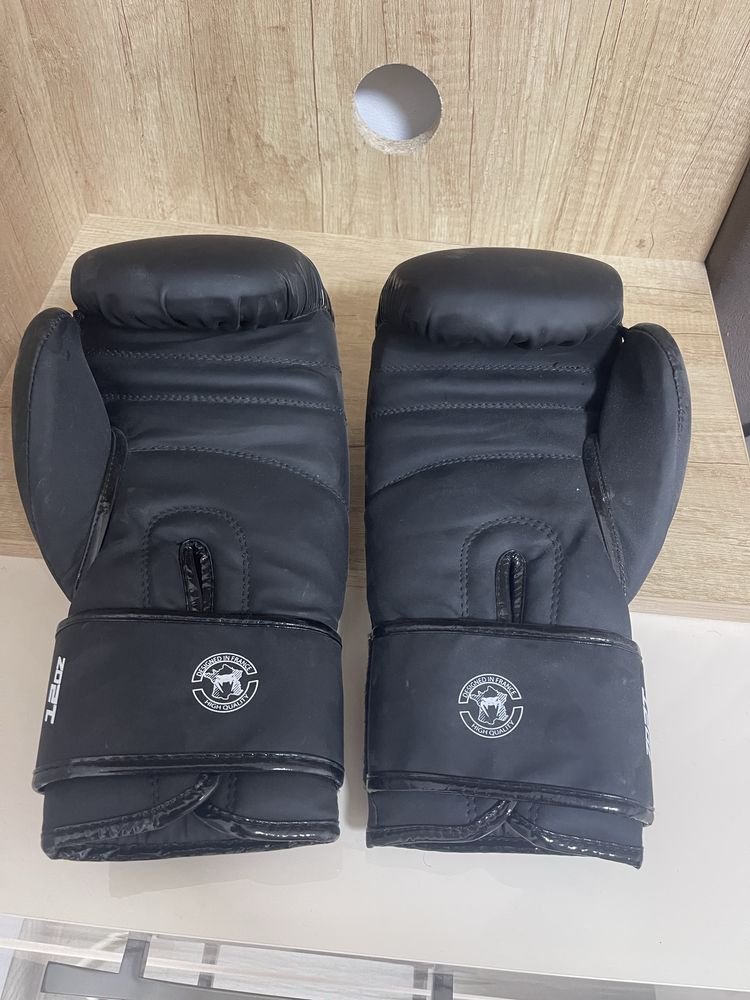 Боксови ръкавици Venum 12oz – чисто нови