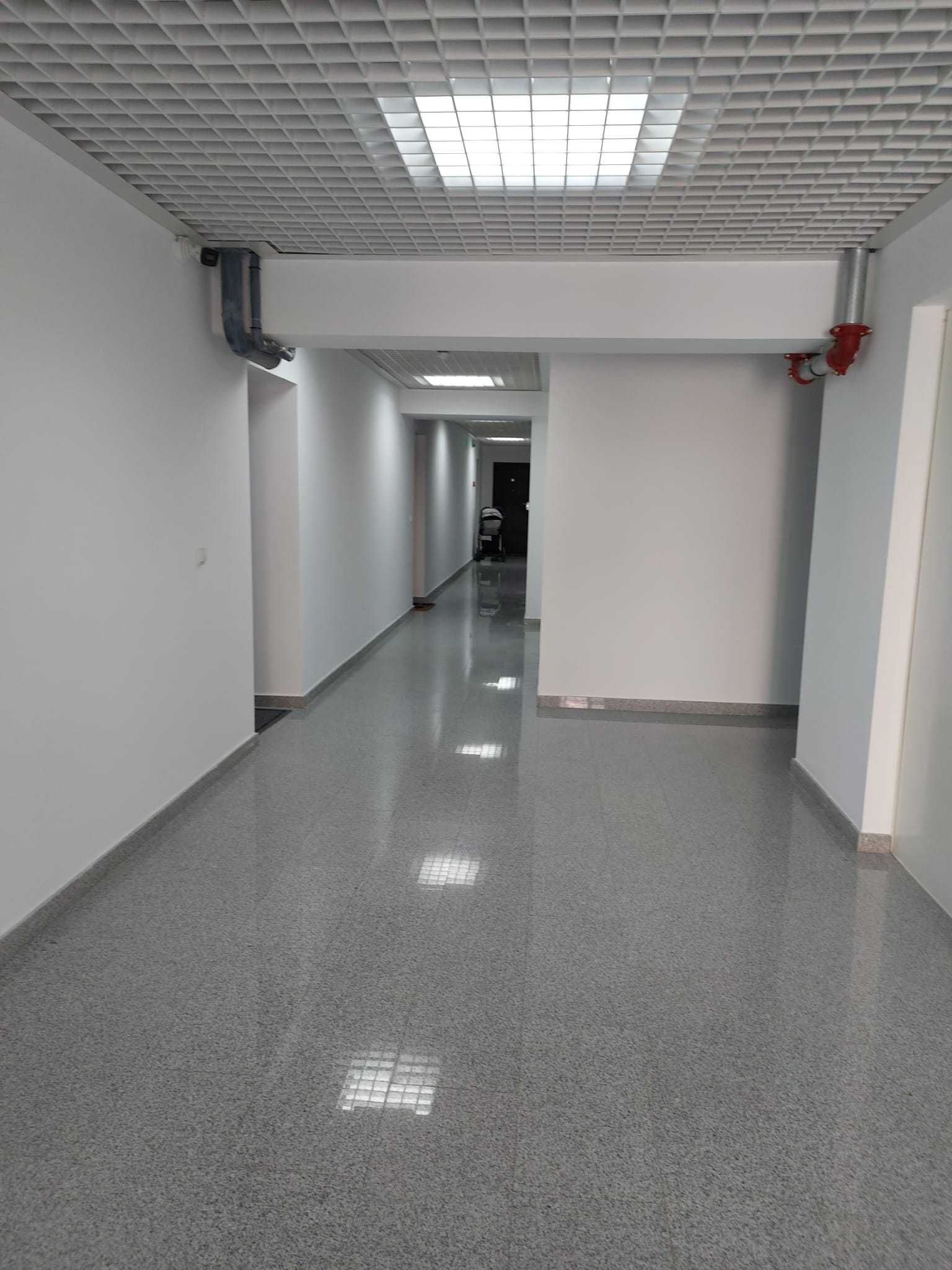 Inchiriere apartament bloc nou cu loc de parcare zona vest