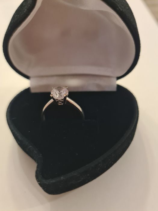 Дамски пръстен с камък, бяло злато.