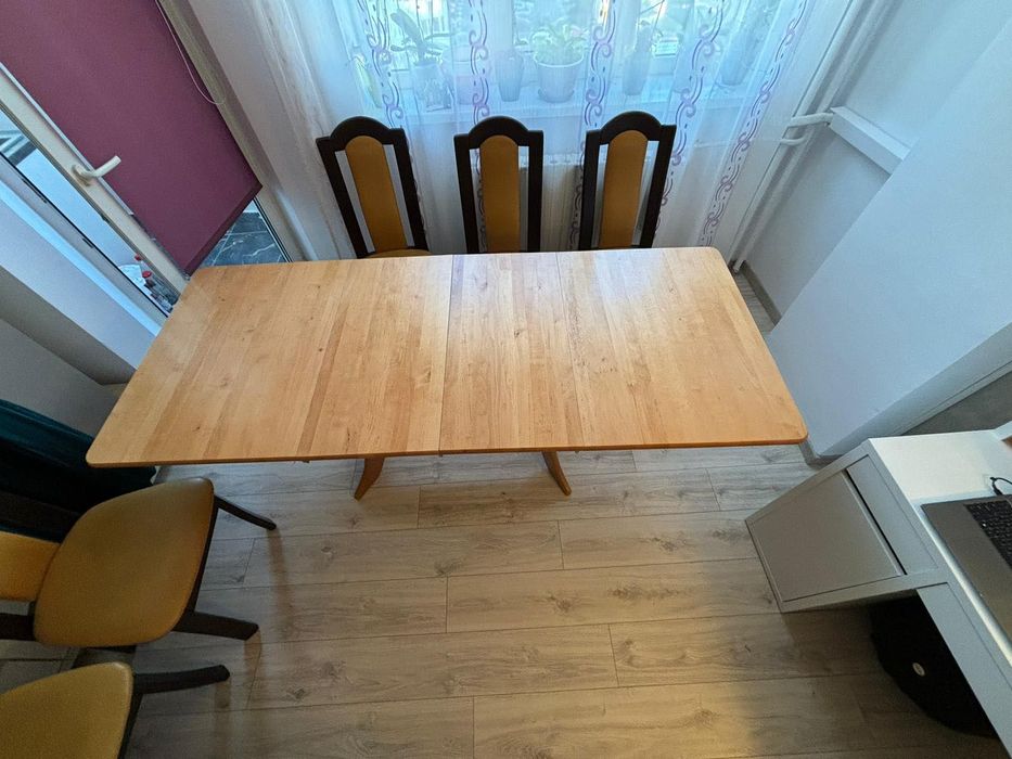 PF vând masă extensibila cu 6 scaune din lemn