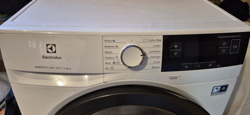 Vând uscator rufe Electrolux