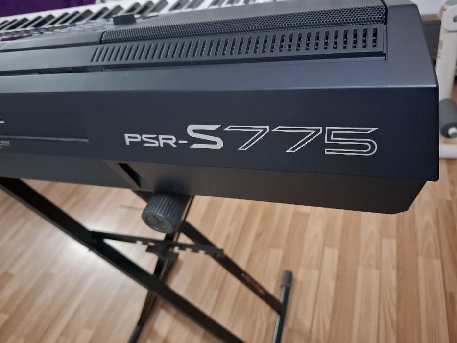 Vând orga yamaha PSR S775