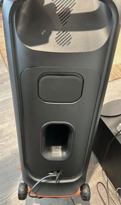 Vand jbl partybox 710..ca noua.. PRET FIX.