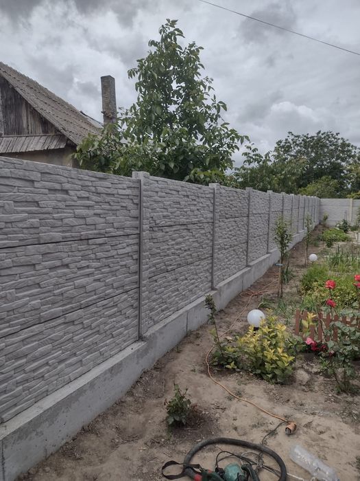 Vând plăci de gard și stâlpi