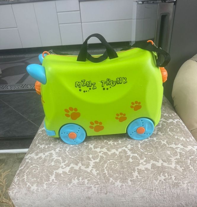 Продам детский чемодан