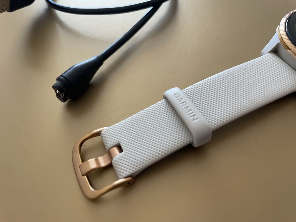 Продава се смарт часовник Garmin Venu 2S – почти нов!
