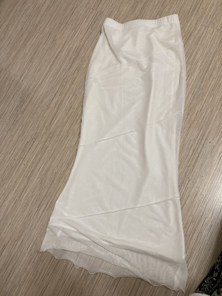Бяла лятна пола