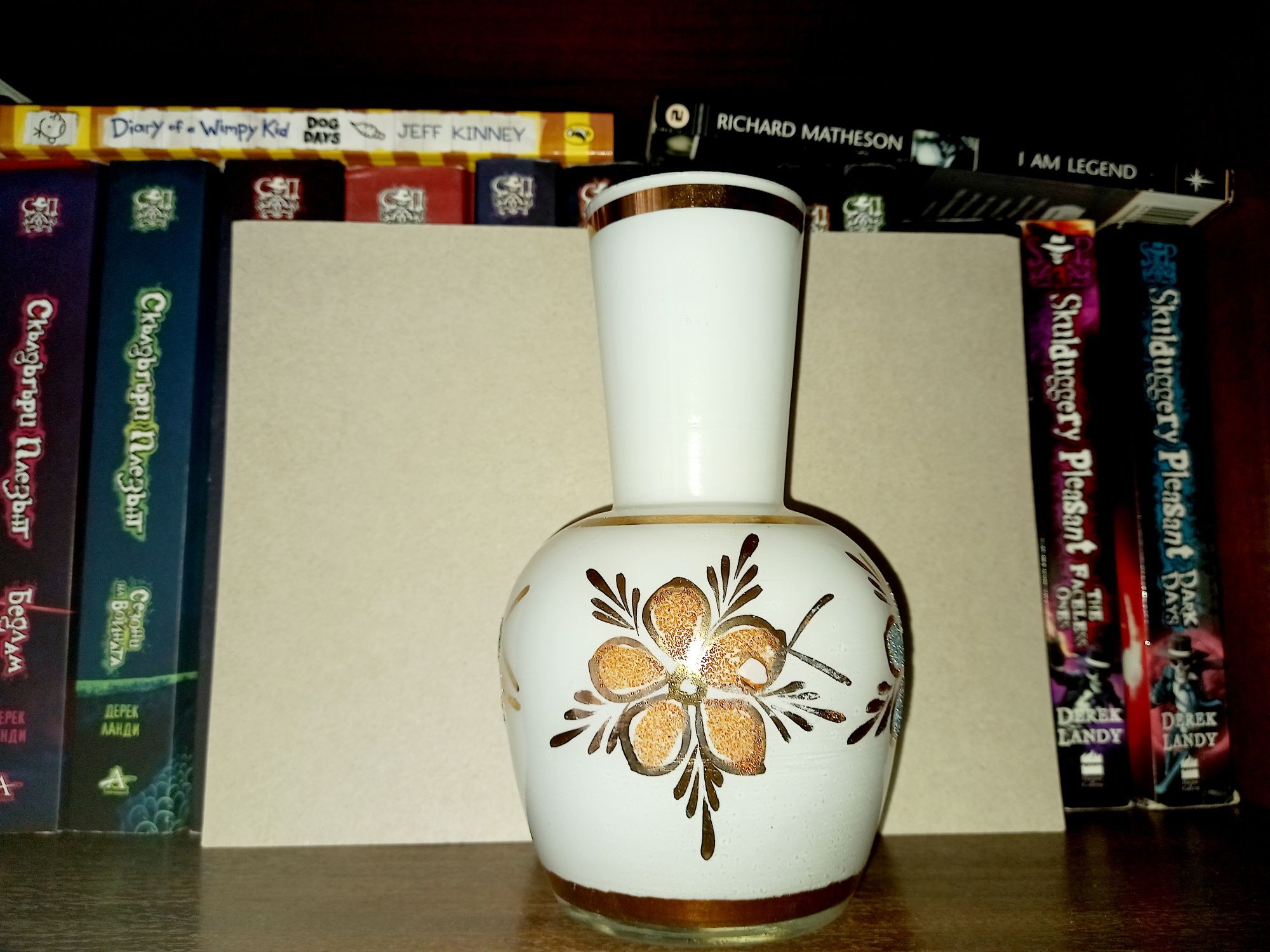Стъклена ваза с цветя