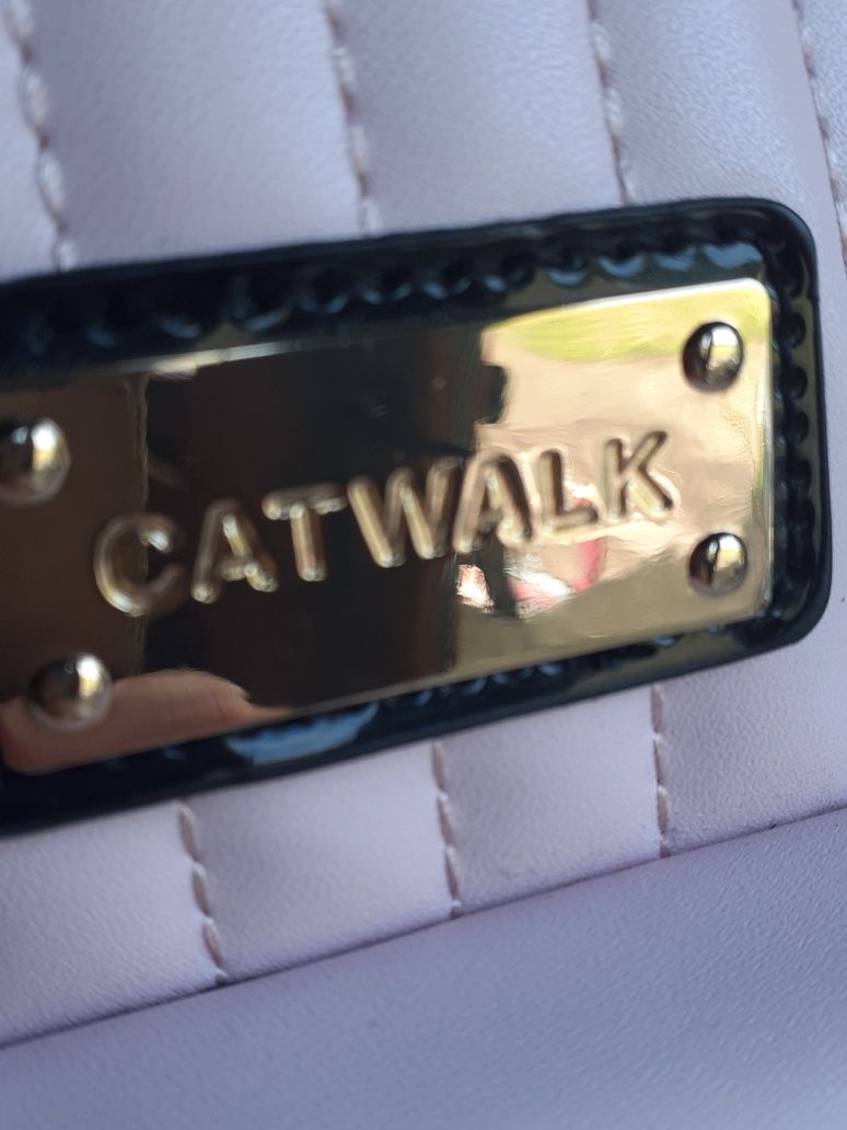 Vând urgent două rochii de gală și o poșetă Catwalk.Detalii în privat.