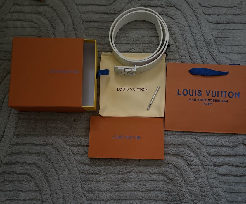 Vand curea lv alba cu accesorii noua