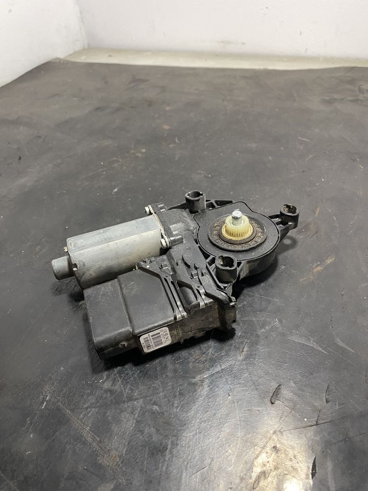 Motoras macara geam stanga spate Volkswagen Golf 5 2004-2010