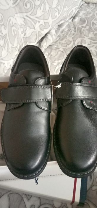 Продаю новые мальчиковые туфли.