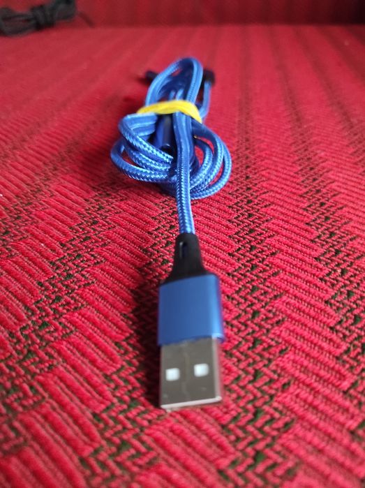 Cablu USB cu trei mufe MiniUSB,  tip C si mufa Iphone.