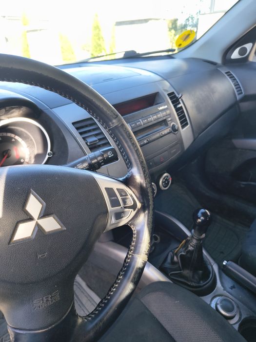 Vând Mitsubishi Outlander
