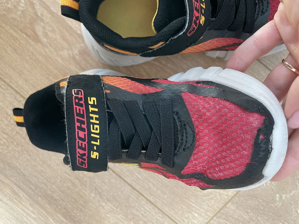 Skechers 28 светещи