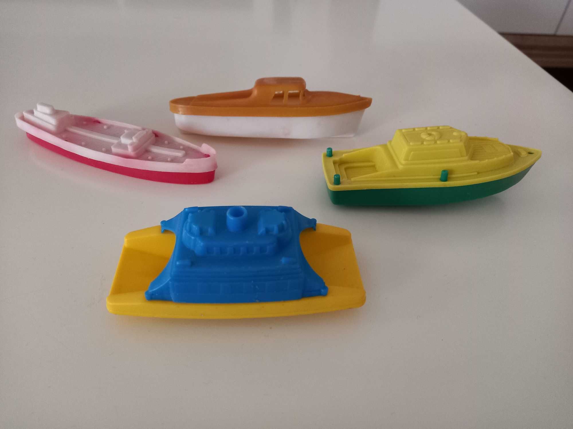 Стари играчки: лодка с пингвини, 4 лодки и 4 Фолксвагена, пластмаса.