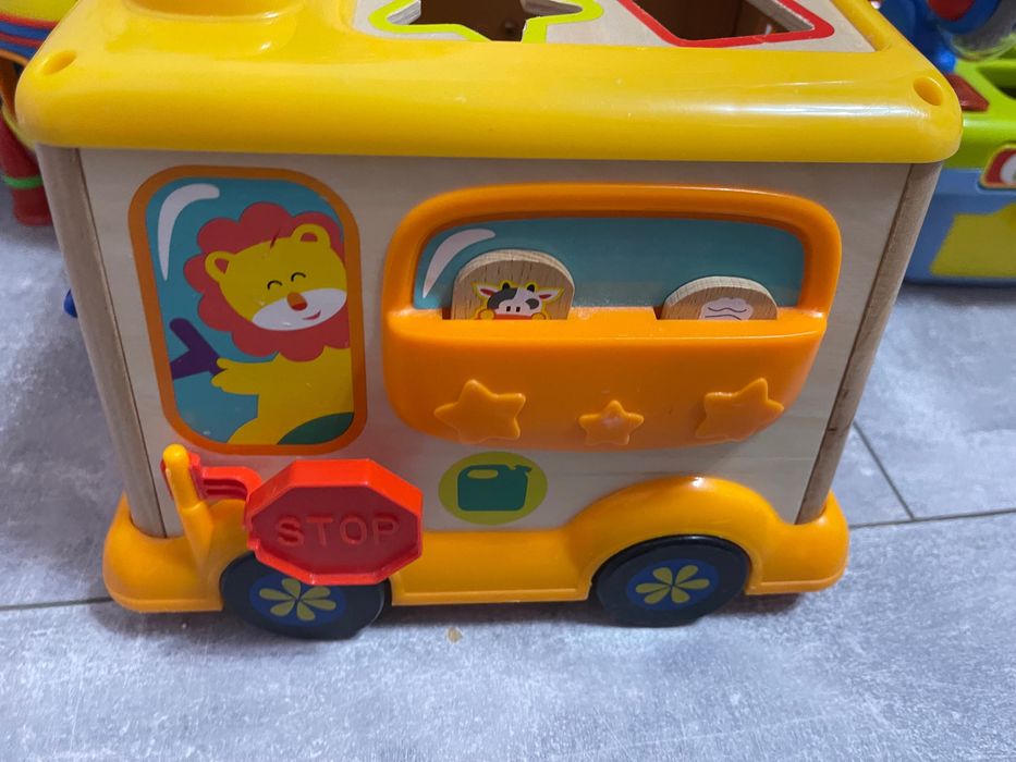 Дървен автобус с активности