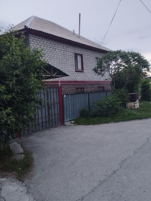 Продам двух этажный дом