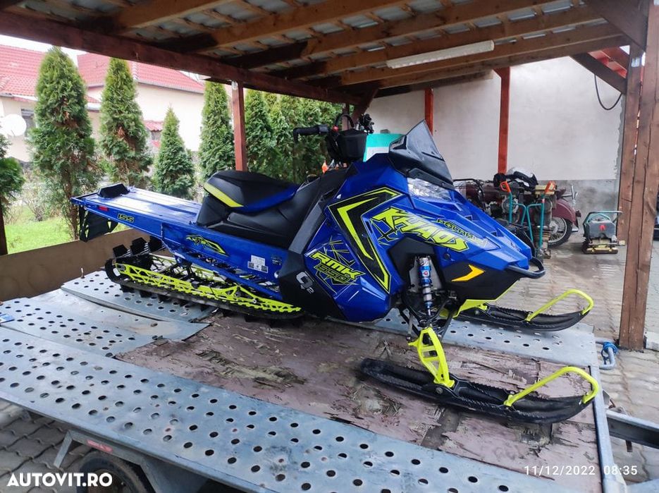 snowmobil poláris skidoo