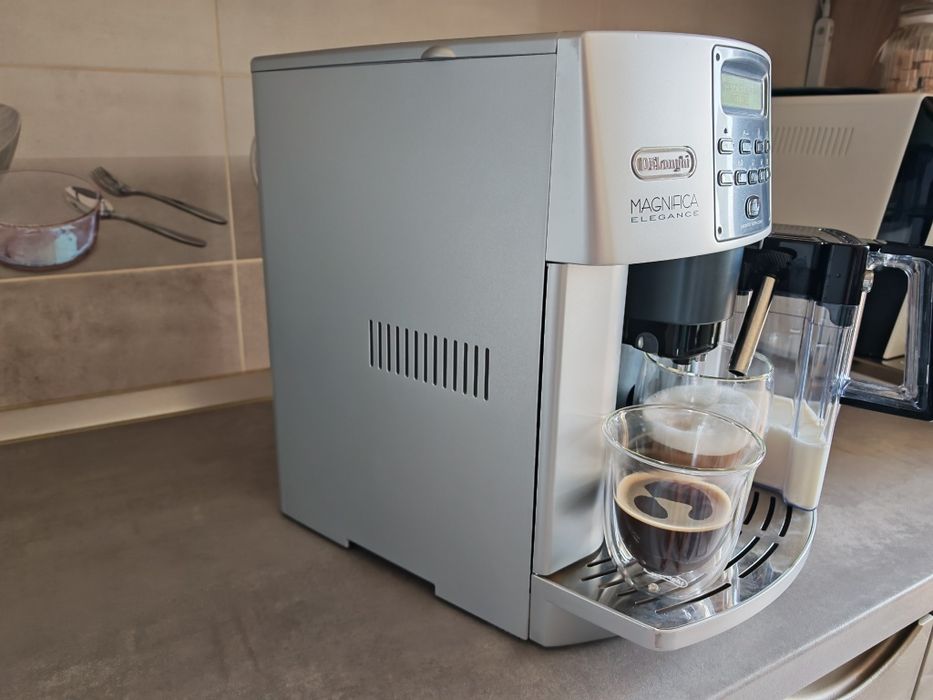 Espressor / Expresor / Aparat de cafea Delonghi Magnifica Cappuccino