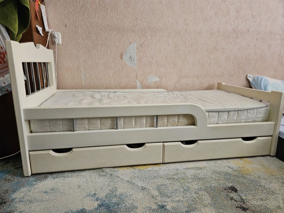 Кровать детская деревянная с матрасом