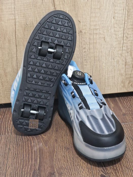 Adidasi noi cu role detașabile