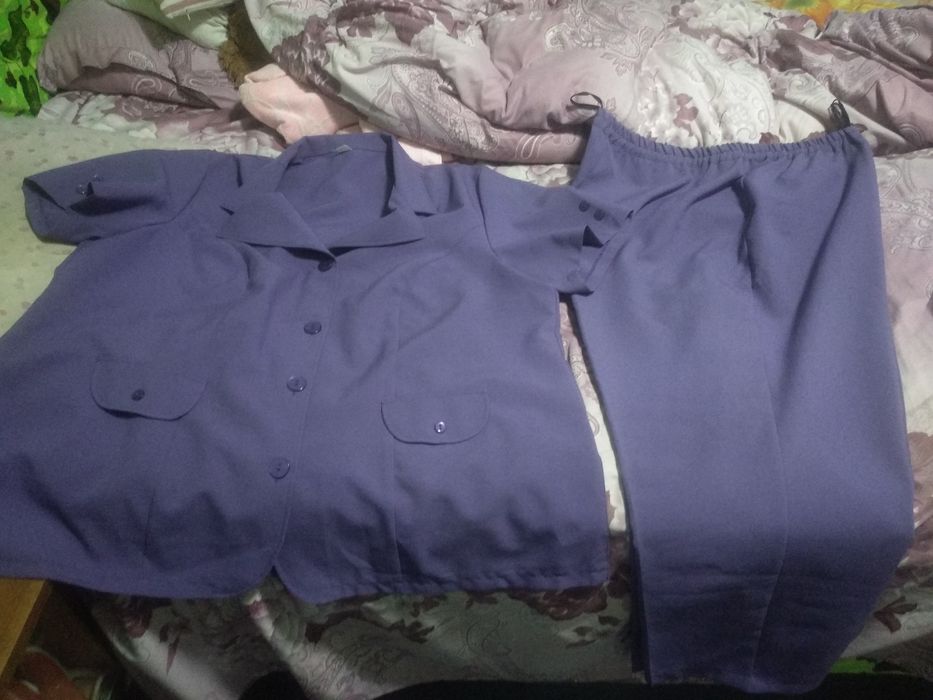 Продам брючный костюм 62-64 размера