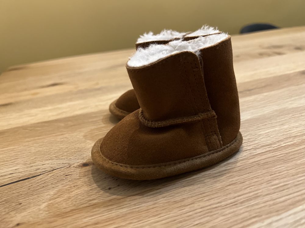 Nou- John Lewis UGG/botosei piele intoarsa 0-3 luni