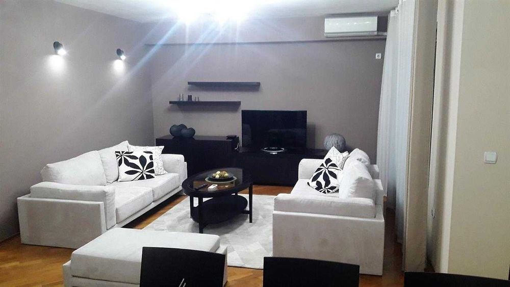 Дава се под наем Двустаен апартамент в Бургас, Братя Миладинови - 50 кв.м за 178.5 € - Снимка #1