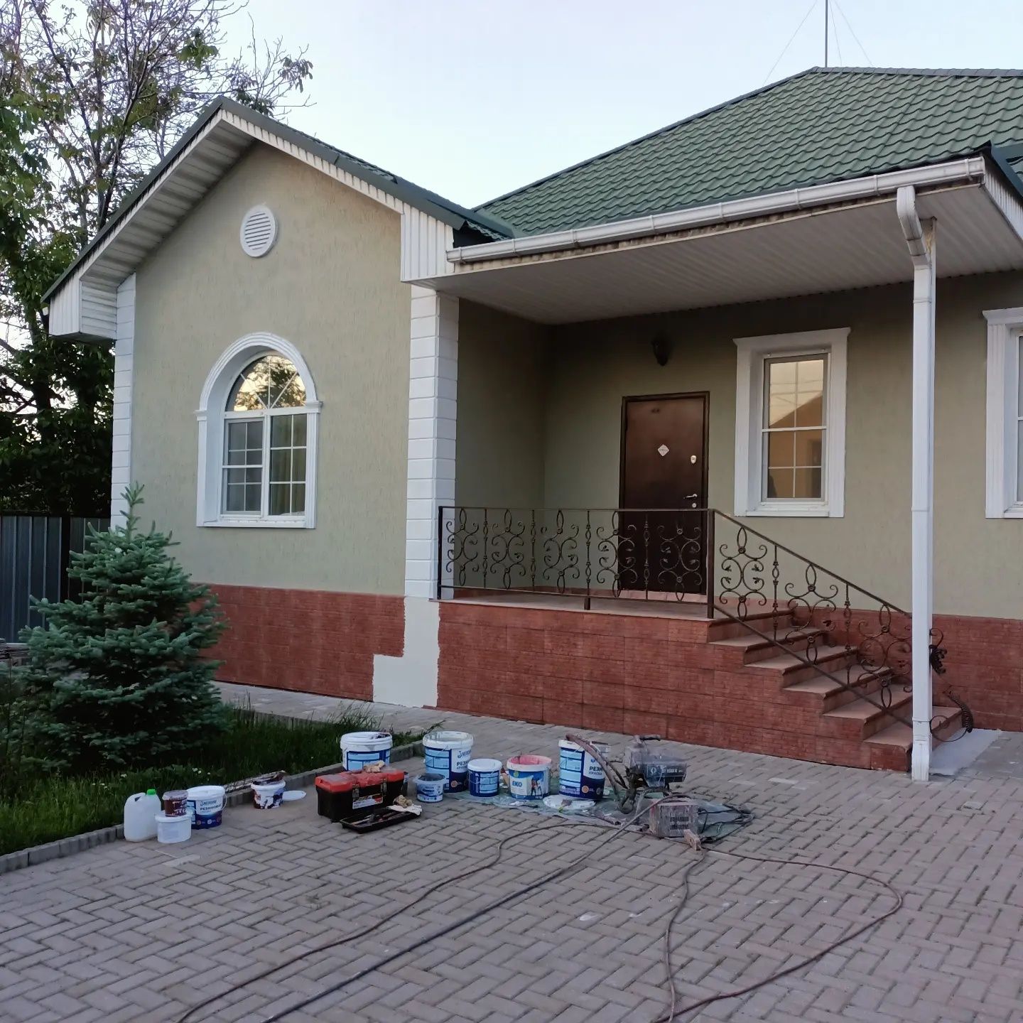Покраска крыши, фасада здания, франтона, забора, металла конструкции.