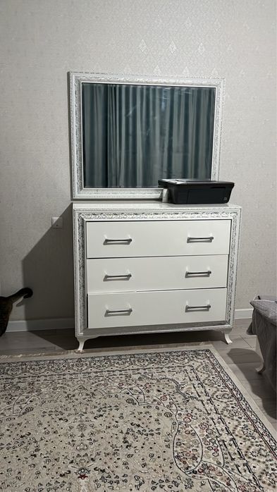 Кровать и тумбочка с зеркалой