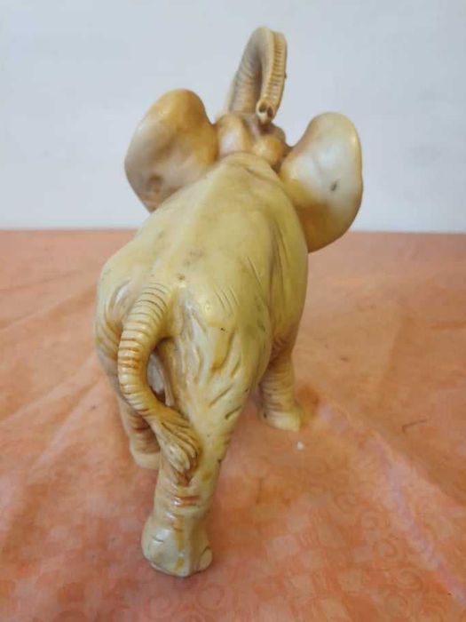 Elefant                           .