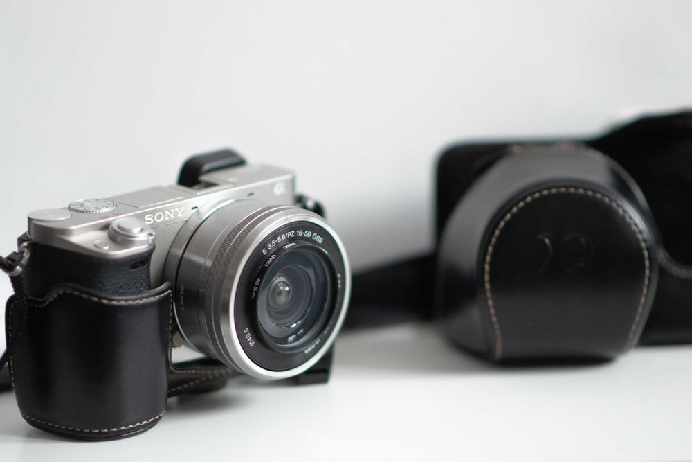 Vand/Schimb SONY a6000 kit + obiectiv + toc elegant de piele! WiFi NFC