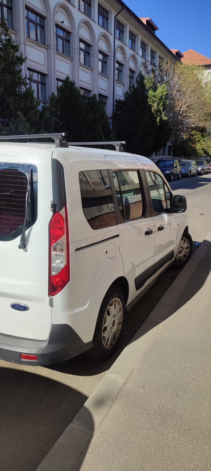 Vând  Ford transit Connect,mașina rulează.